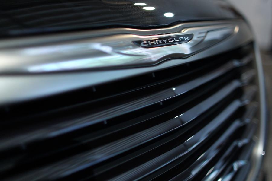 Логотип Chrysler 300C John Varvatos Limited Edition (LX2) 2013 года  (фото 8 из 27)